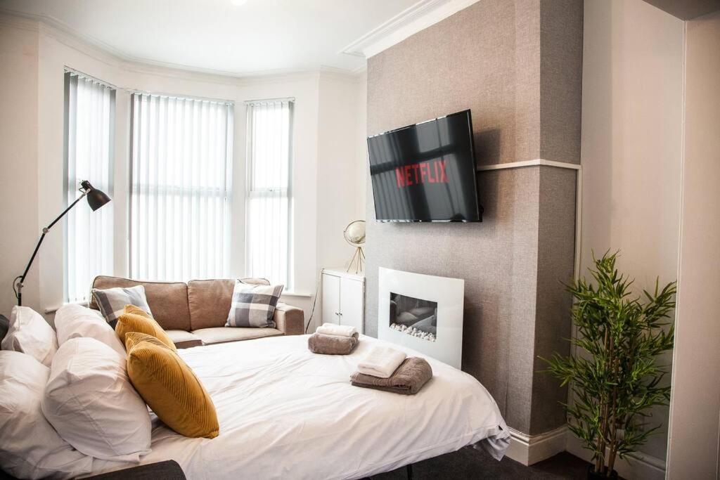 2 Bedroom House By Brookland Stays Serviced Accommodation Short Lets Liverpool With Free Wifi Luaran gambar