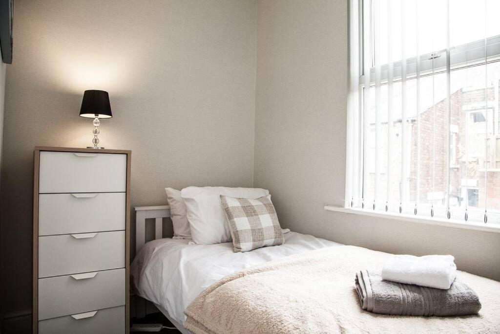 2 Bedroom House By Brookland Stays Serviced Accommodation Short Lets Liverpool With Free Wifi Luaran gambar