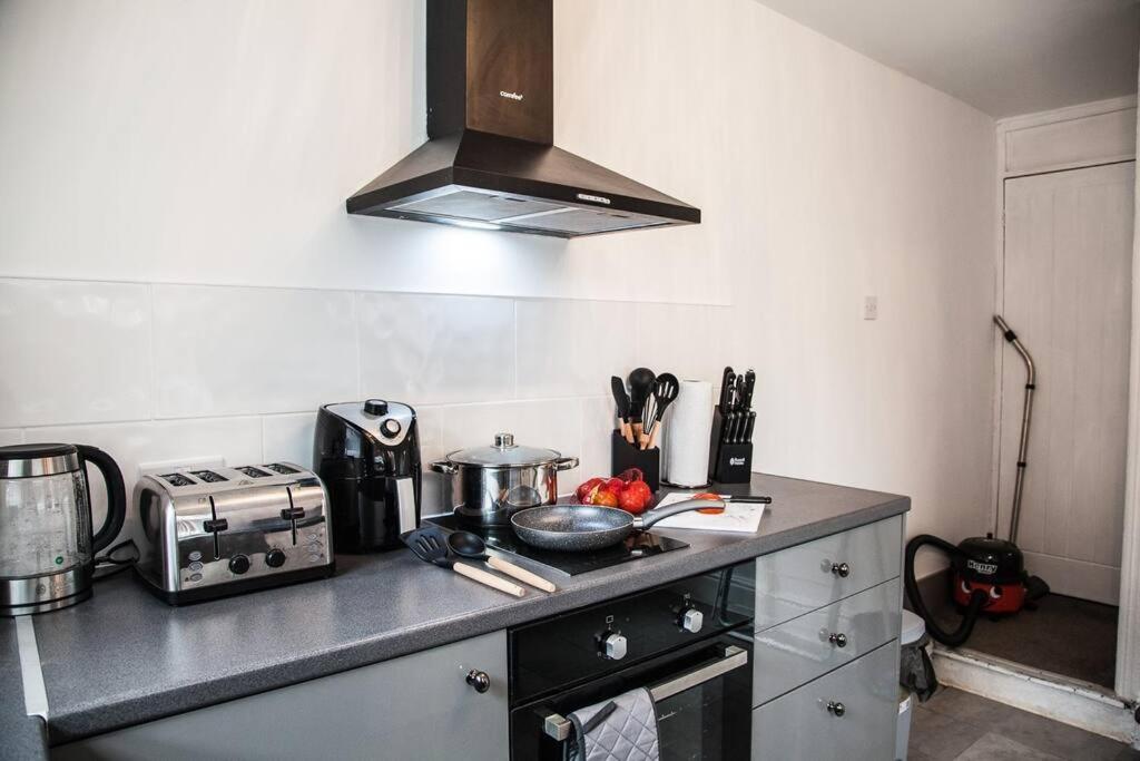 2 Bedroom House By Brookland Stays Serviced Accommodation Short Lets Liverpool With Free Wifi Luaran gambar