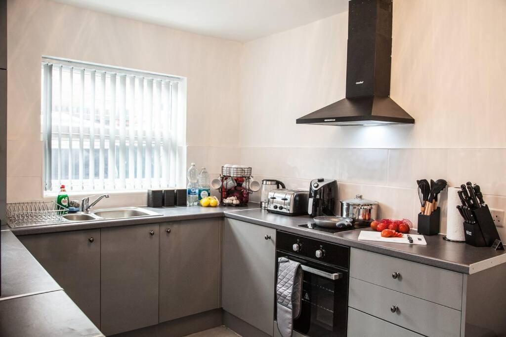 2 Bedroom House By Brookland Stays Serviced Accommodation Short Lets Liverpool With Free Wifi Luaran gambar