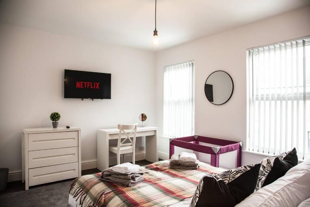 2 Bedroom House By Brookland Stays Serviced Accommodation Short Lets Liverpool With Free Wifi Luaran gambar